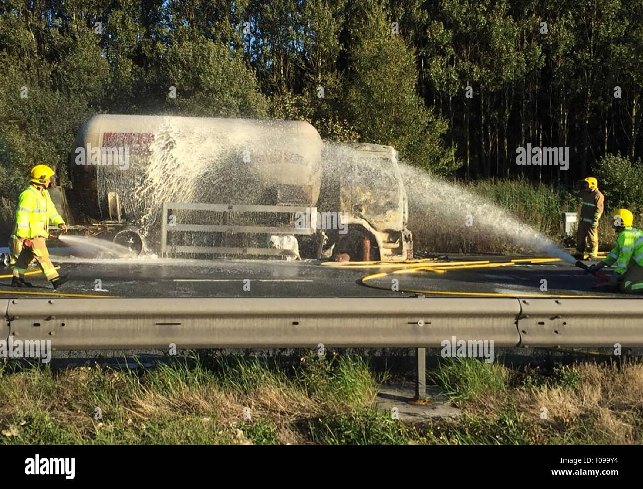 Manchester, UK. 10 août, 2015. M56 /Chester Manchester Lundi 10 Août 2015 Un feu de camion-citerne sur la chaussée de la Chester lié M56 a fermé l'autoroute dans les deux sens. Le camion est sur la bande d'arrêt d'urgence entre J14 à la jonction 15 et Hapsford au M53 et d'un 1500 mètres cordon a été mis en place. Les automobilistes en son sein sont évacuées de leurs véhicules et le déplacer à une distance sécuritaire. Le trafic est auraient été sauvegardées de Whitchurch et sur un stand encore. Crédit : Jason Kay/Alamy Live News Banque D'Images
