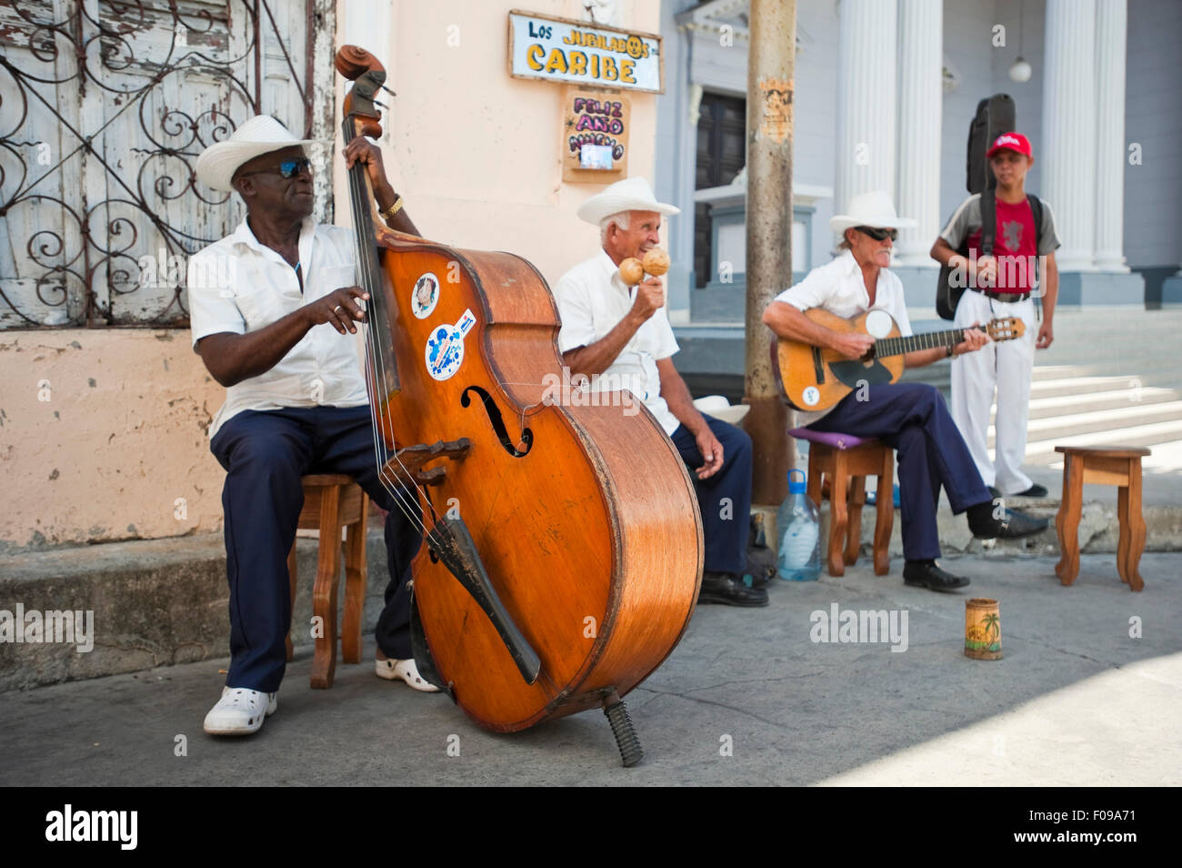 Vue horizontale typique d'un groupe de salsa de la rue dans les rues de Santiago de Cuba, Cuba. Banque D'Images