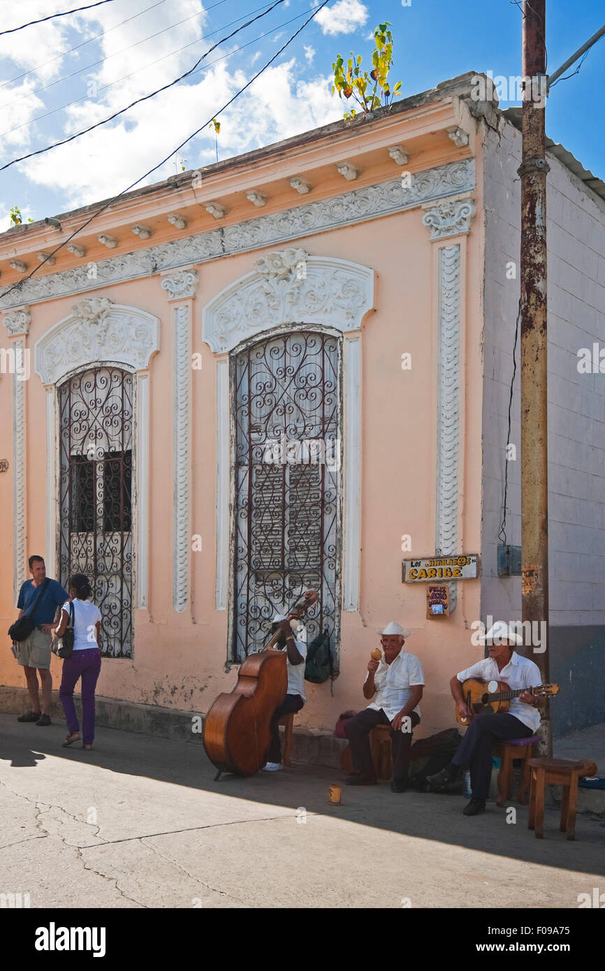 Vue verticale d'un groupe de salsa typique de la rue dans les rues de Santiago de Cuba, Cuba. Banque D'Images