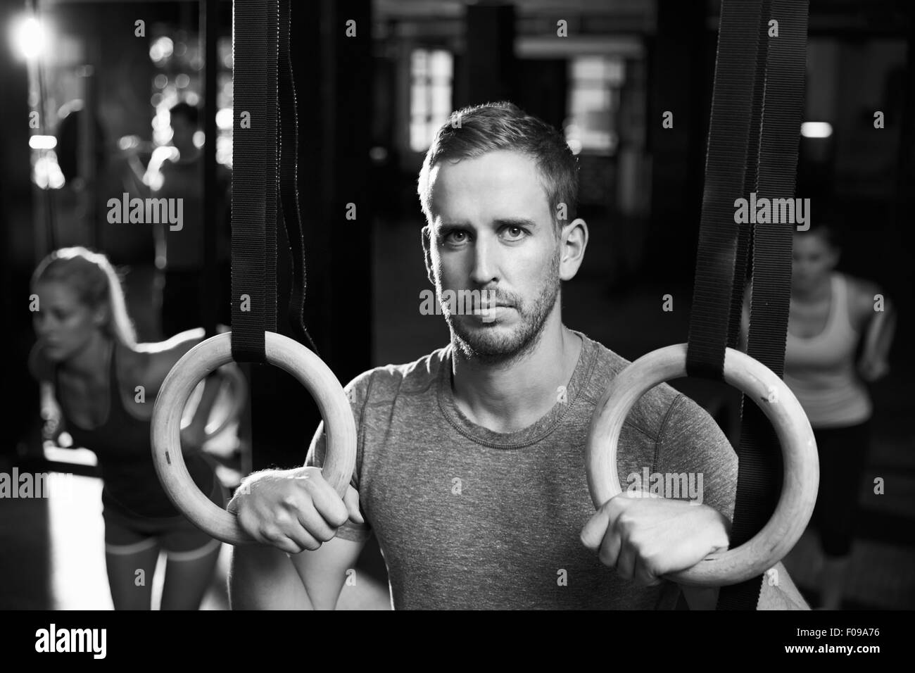 Portrait de l'homme dans l'exercice de sport avec anneaux de gymnastique Banque D'Images