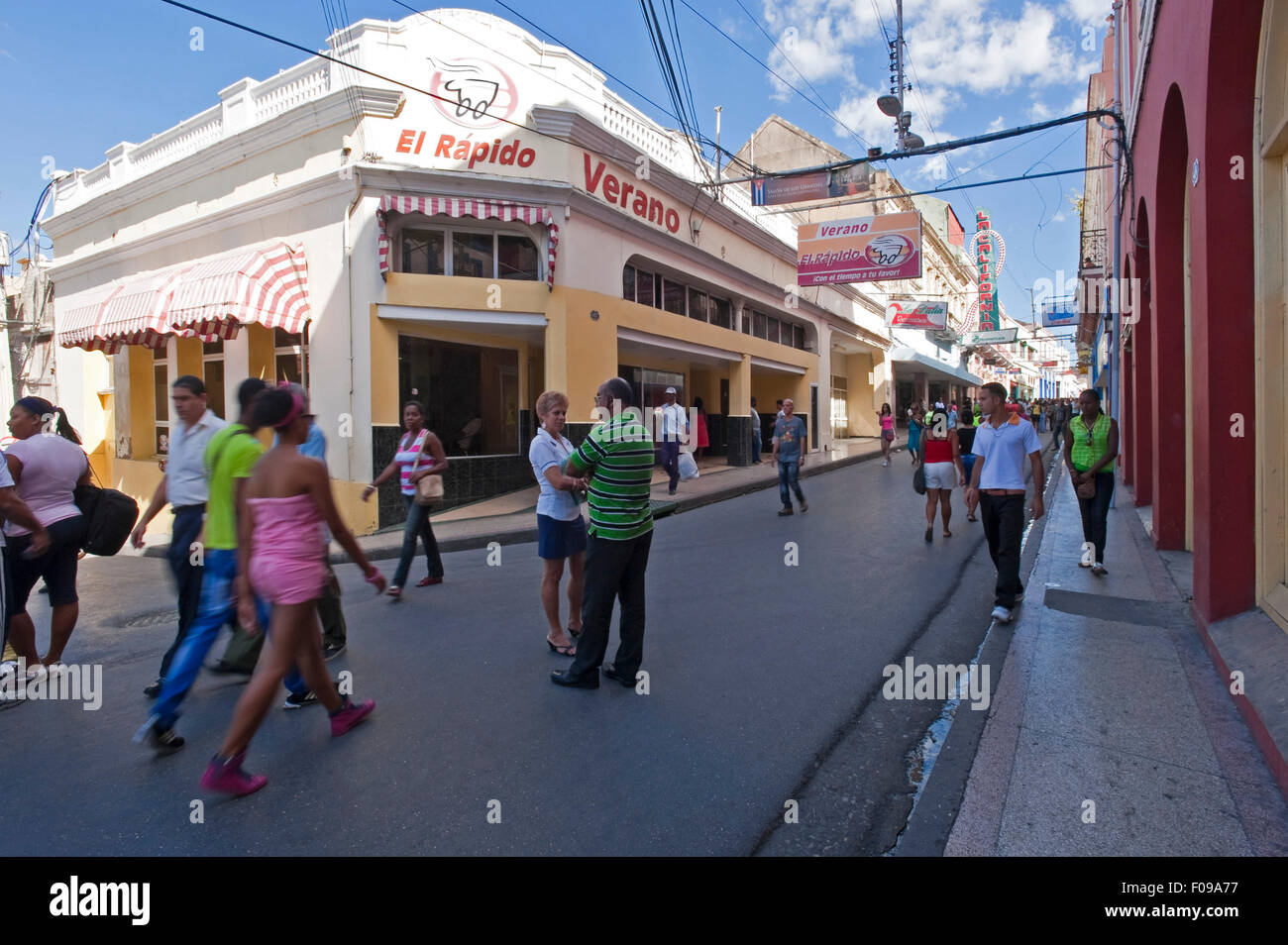Street View de horizontale El Rapido sortie de fast-food à Santiago de Cuba, Cuba. Banque D'Images