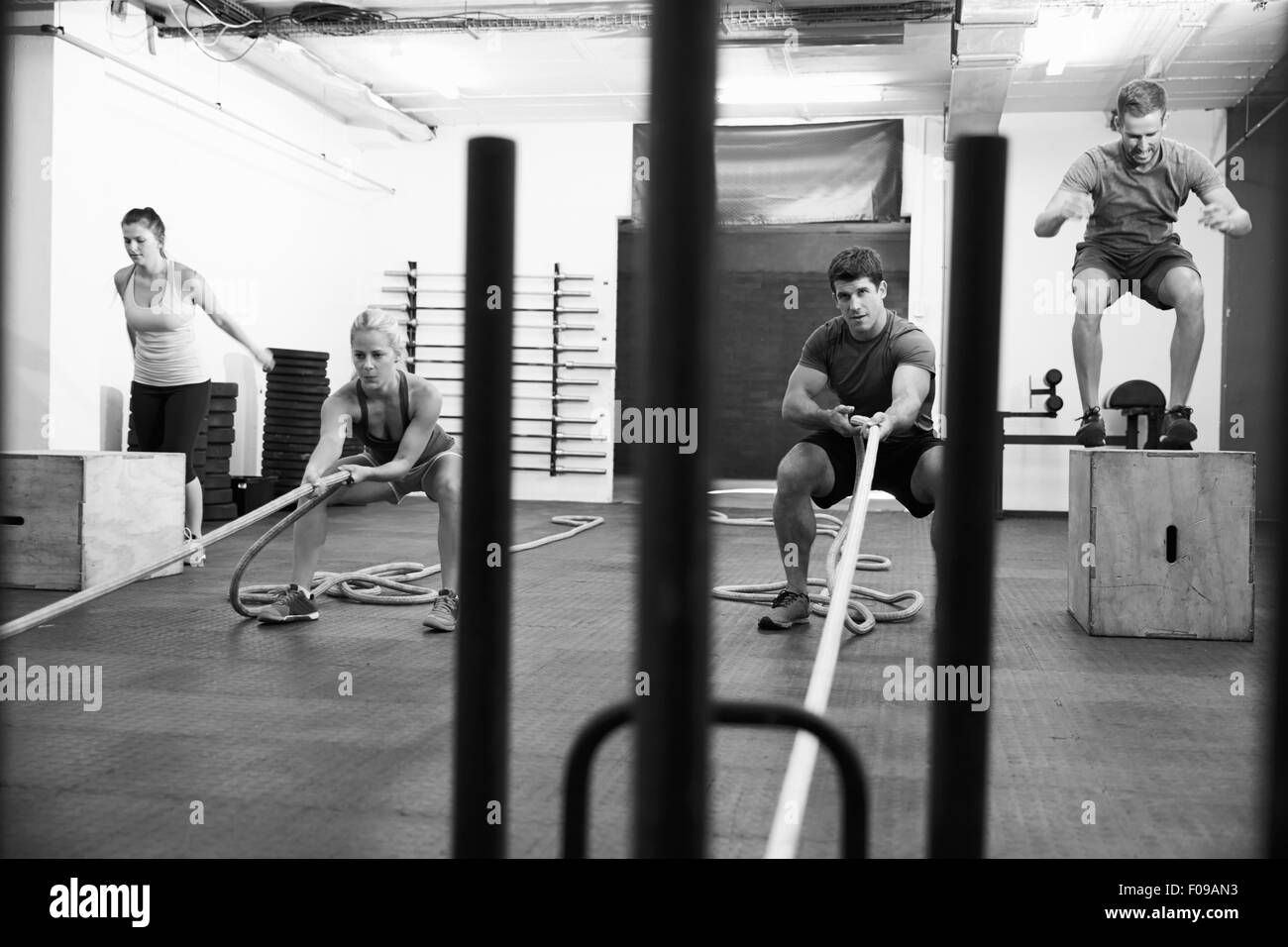 Tourné en noir et blanc de personnes dans une salle de sport Circuit Training Banque D'Images