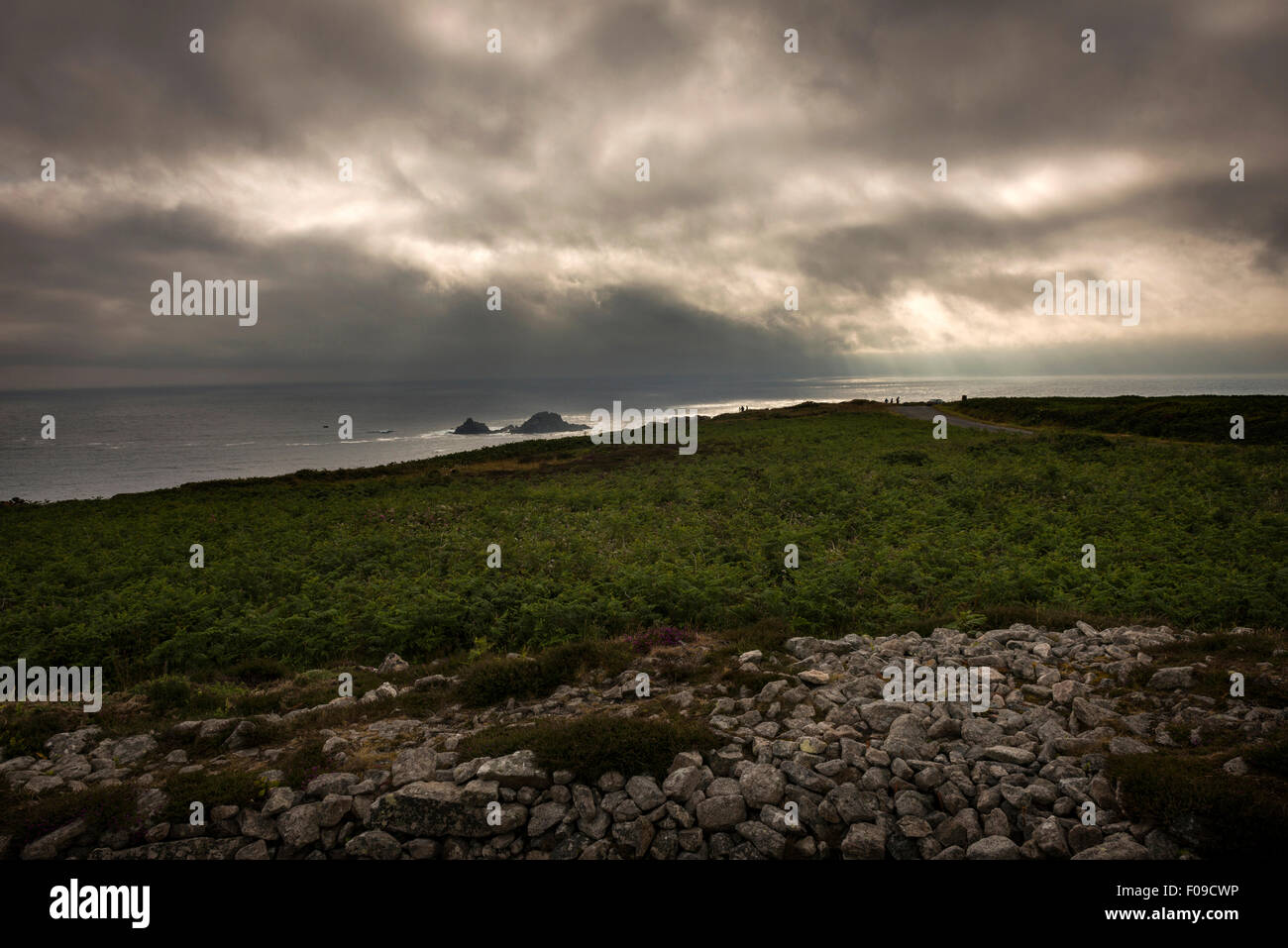 La vue de Ballowall Barrow à Cape Cornwall et l'Atlantique, West Penwith, UK Banque D'Images