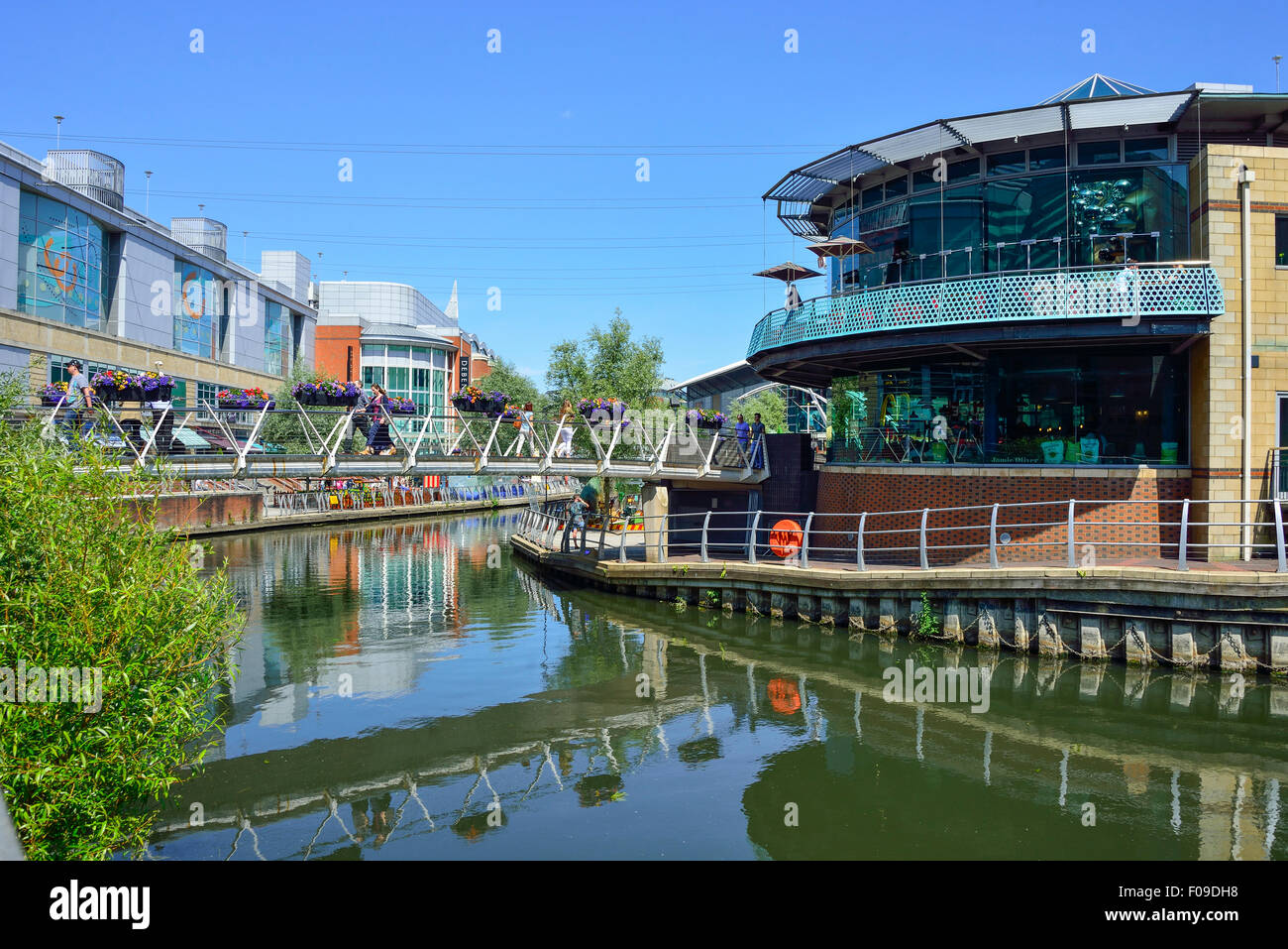Niveau de la rivière le centre commercial Oracle, Reading, Berkshire, Angleterre, Royaume-Uni Banque D'Images