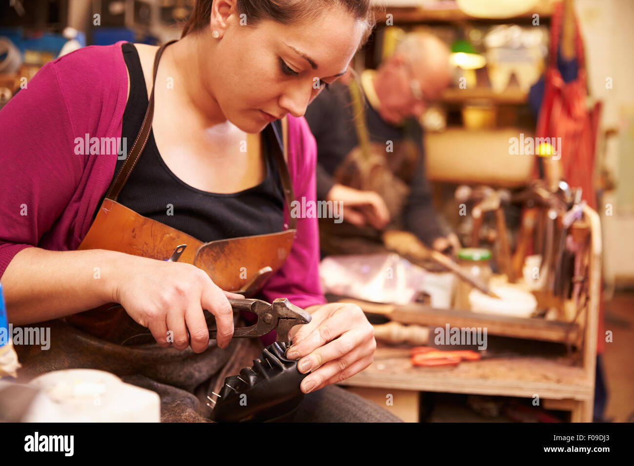 Le cordonnier travaillant dans un atelier Banque D'Images