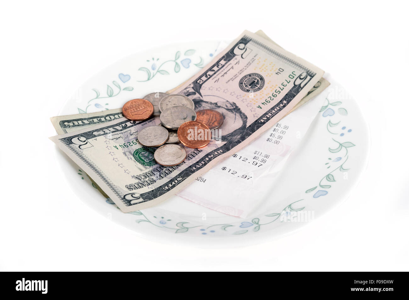 Facture de restaurant avec dollar bills (conseils) sur une plaque et la réception isolé sur fond blanc Banque D'Images