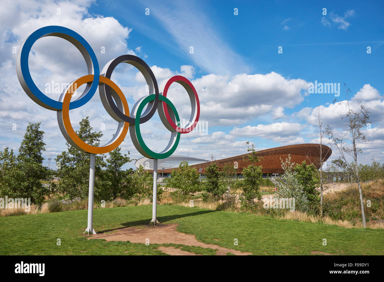 Symbole des anneaux olympiques et Lee Valley VeloPark au Queen Elizabeth Olympic Park, Londres Angleterre Royaume-Uni UK Banque D'Images