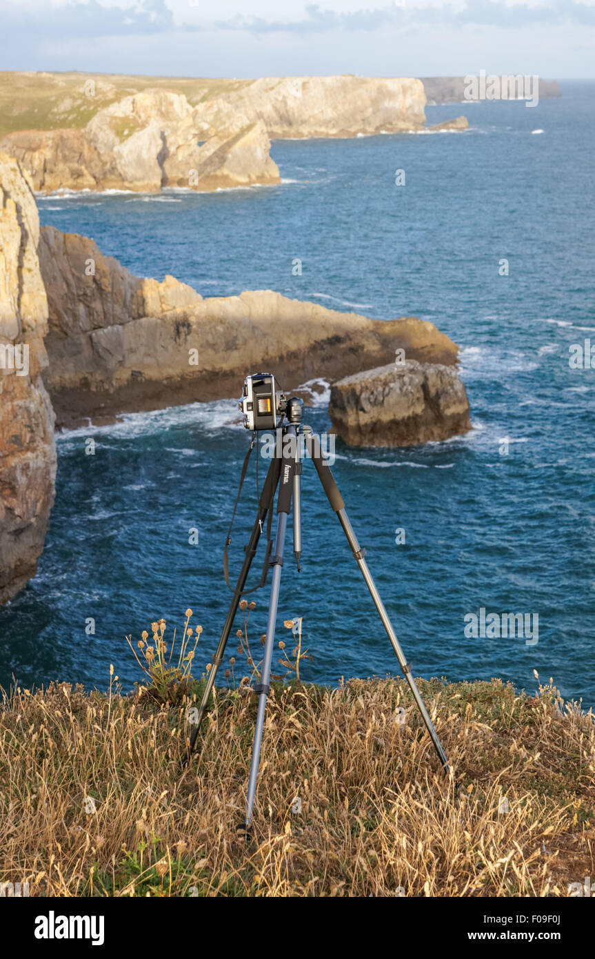 Appareil photo sur le trépied sur des falaises rocheuses dans le Parc National de Pembrokeshire Coast Pays de Galles Royaume-uni UK Banque D'Images