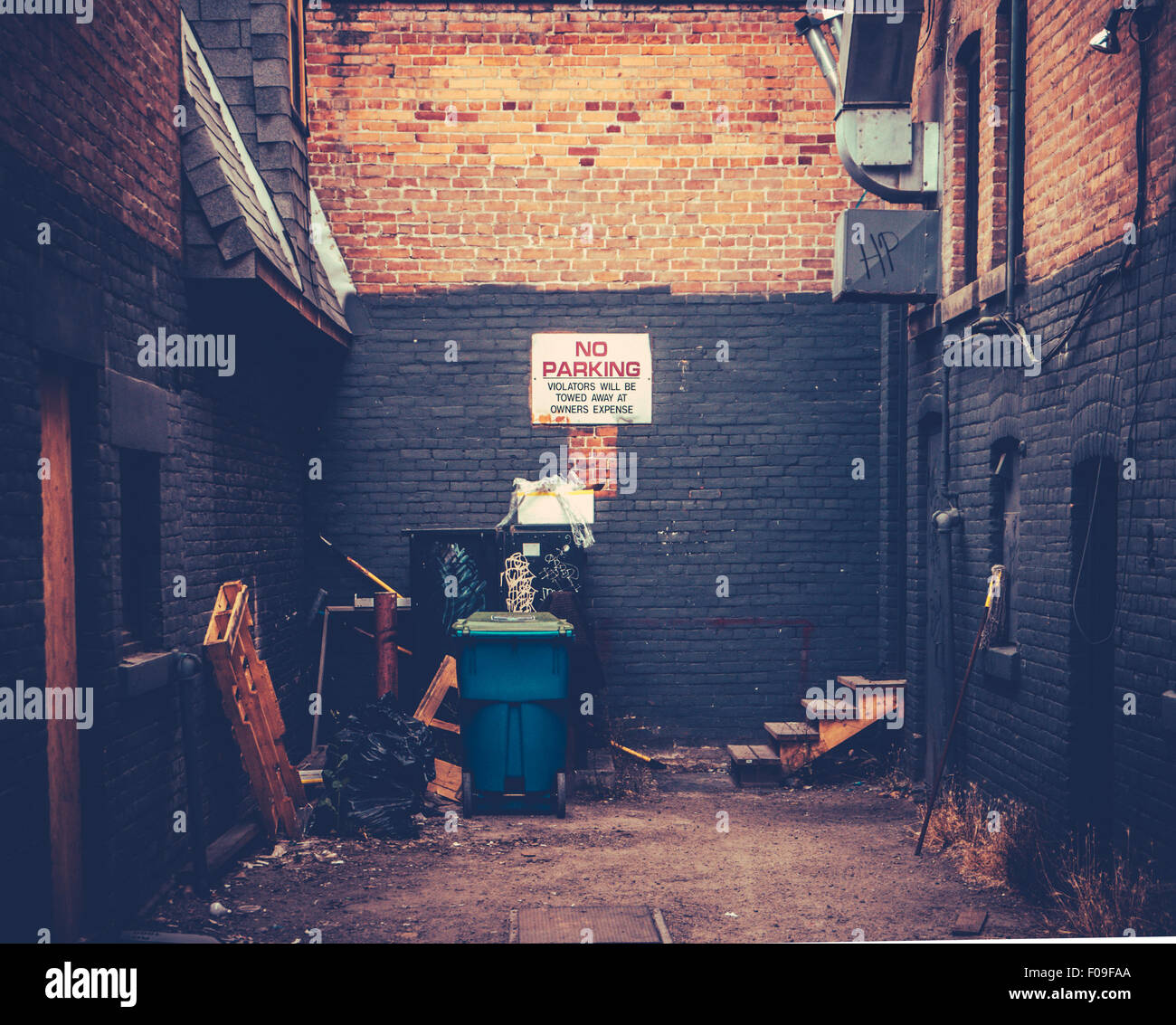 Image Style rétro d'une Grungy Urban Alley Banque D'Images