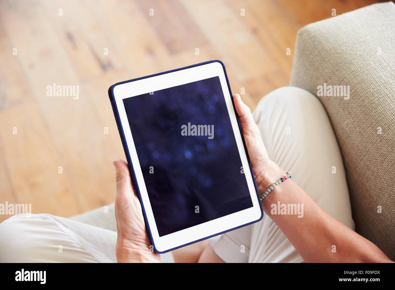 Close Up of Woman Using Digital Tablet Banque D'Images Close Up of Woman Using Digital Tablet Banque D'Images