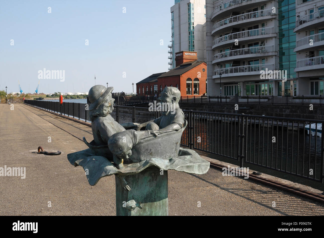 Épouse sur la vague océanique, art sculpté dans la baie de Cardiff pays de Galles Royaume-Uni, sculpture de Graham Ibbeson Banque D'Images