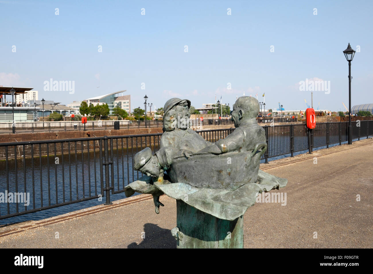 Épouse sur la vague océanique, art sculpté dans la baie de Cardiff pays de Galles Royaume-Uni, sculpture de Graham Ibbeson Banque D'Images