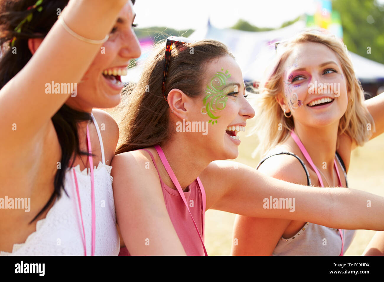Trois amies rire à un festival de musique Banque D'Images
