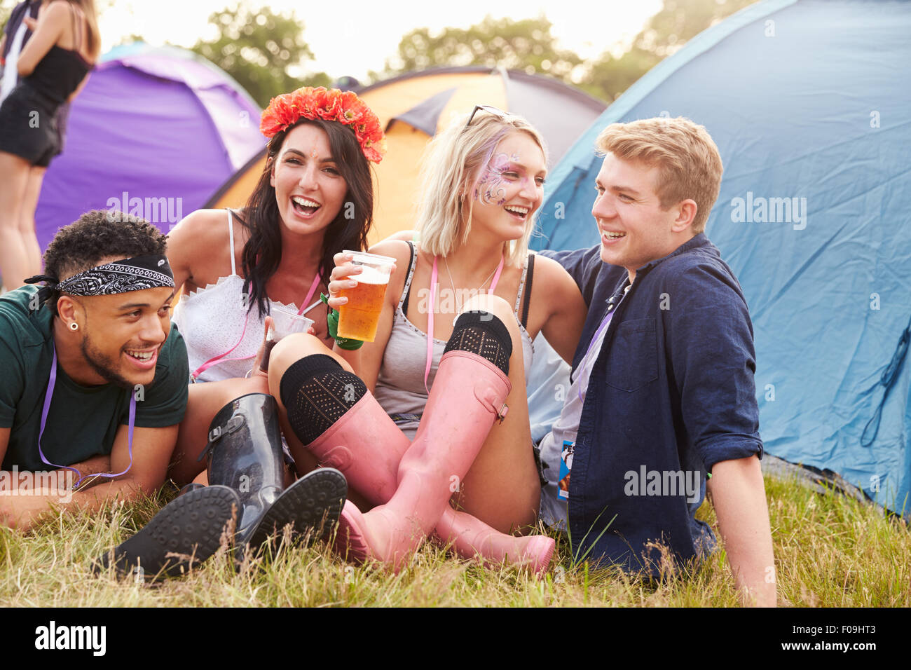 Les amis s'amusant sur le camping à un festival de musique Banque D'Images
