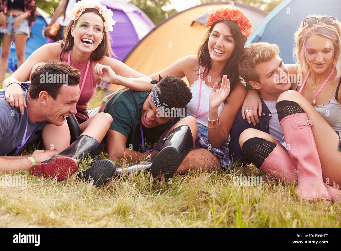 Les amis s'amusant sur le camping à un festival de musique Banque D'Images