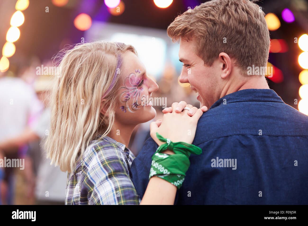 Couple heureux dans la foule à un festival de musique Banque D'Images