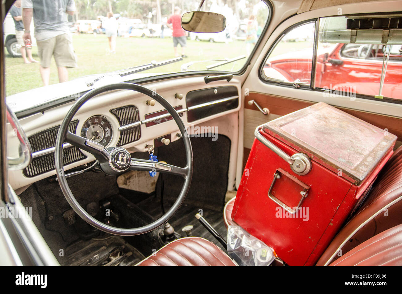 Intérieur du bus Volkswagen avec un refroidisseur. Banque D'Images