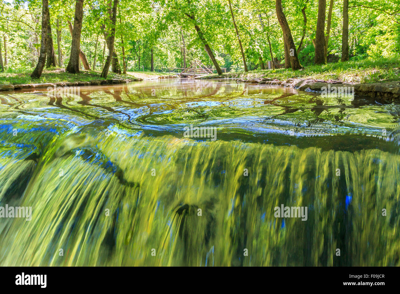 L'une des nombreuses chutes d'eau à Dogwood Park Nature Canyon près de Branson, MO., vu d'un angle inhabituel Banque D'Images
