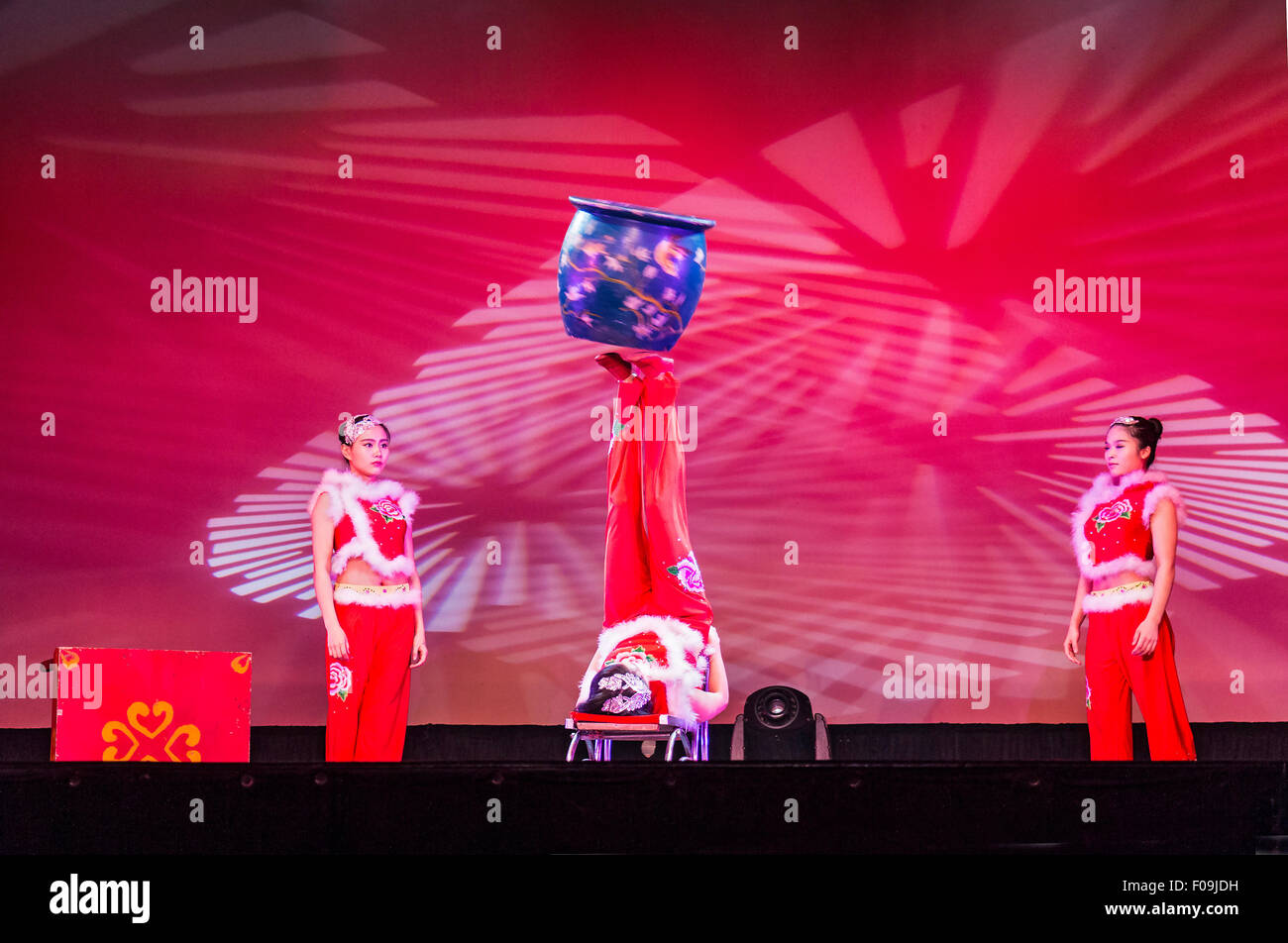 Acrobates chinois dans le 'Amaze présentant les performances des acrobates de Shanghai à Branson, MO. Banque D'Images