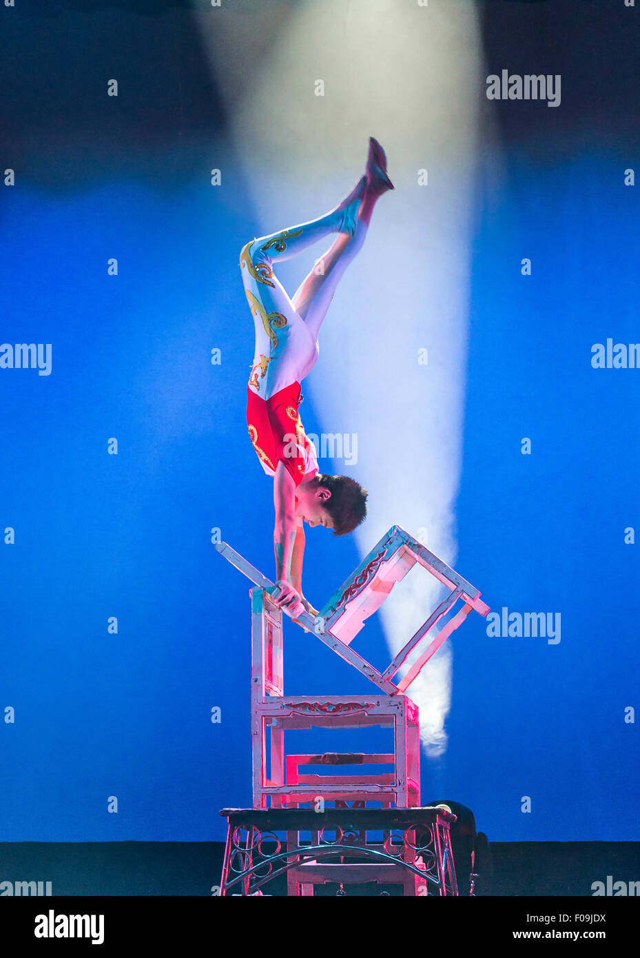 Dans l'Acrobat chinois 'Amaze présentant les performances des acrobates de Shanghai à Branson, MO. Banque D'Images