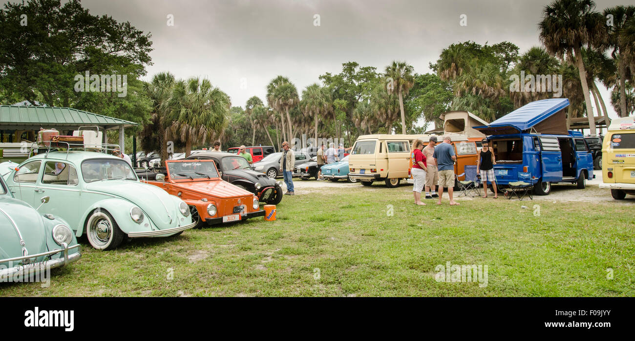 Volkswagen garée à la Vw's sur le Skyway Rallye Volkswagen à St Petersburg, Floride . Banque D'Images