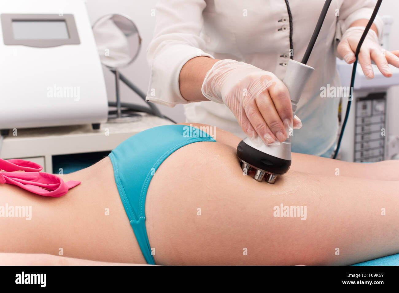 Woman getting anticellulite et anti graisse dans la thérapie de beauté Banque D'Images