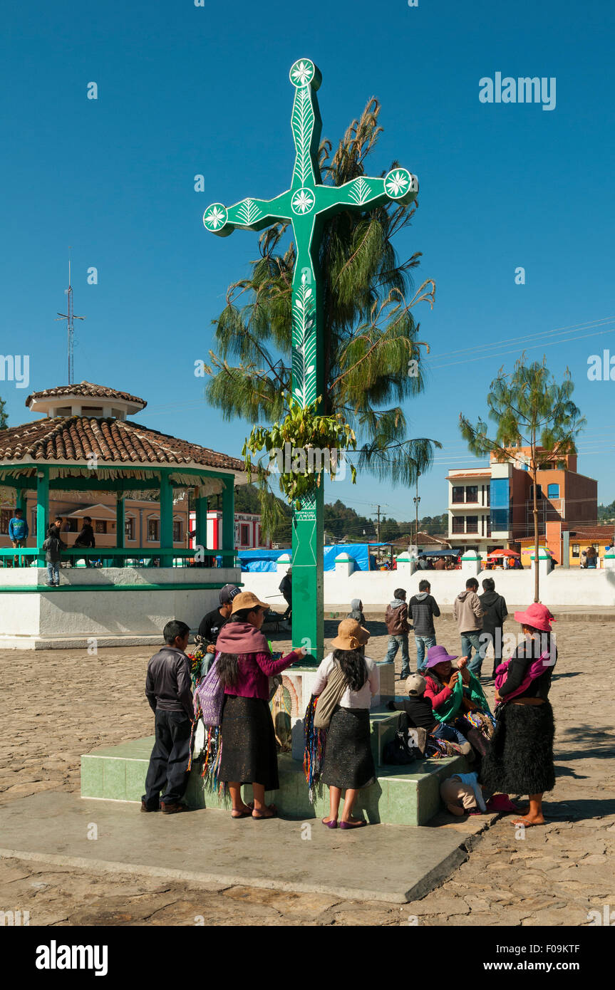 Zocalo Croix dans San Juan Chamula, Mexique Banque D'Images