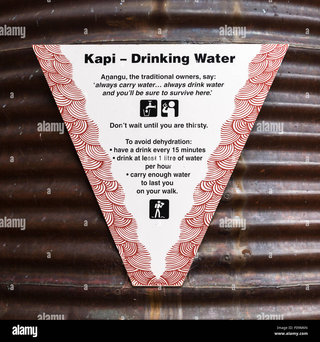 Signe du réservoir d'eau au centre culturel dans le Parc National d'Uluru-Kata Tjuta recommande de boire 1 litre par heure pour éviter la déshydratation. Banque D'Images