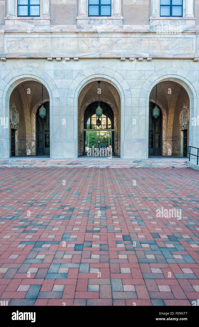 Le bâtiment de l'hôtel de ville d'Asheville est un chef-d'œuvre Art déco éclectique des années 1920 inscrit sur le registre national des lieux historiques à Asheville, Caroline du Nord. (ÉTATS-UNIS) Banque D'Images