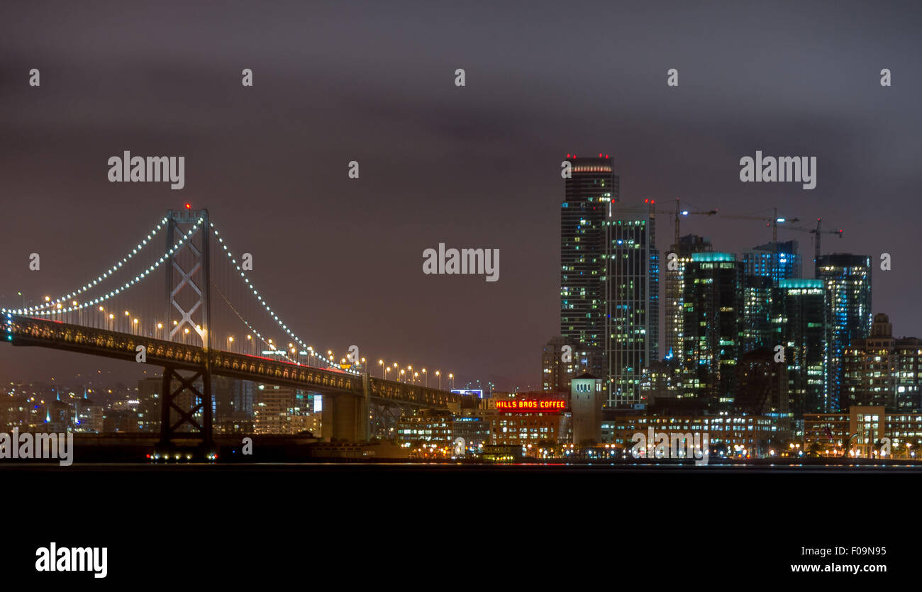 Le Pont de la baie et les toits de San Francisco sur une nuit de brouillard Banque D'Images