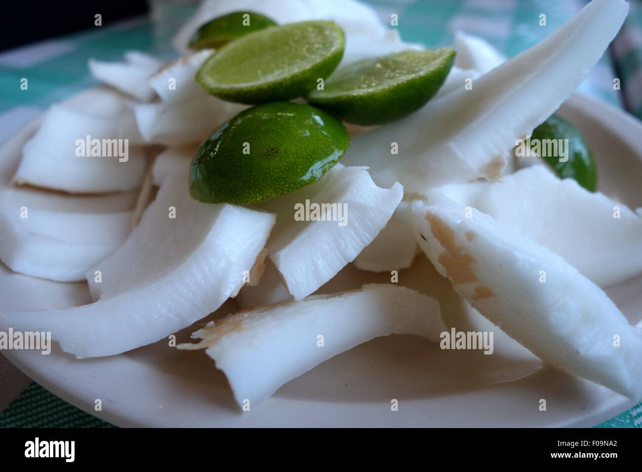 Une plaque de jeune chair de noix de coco avec de la chaux. Banque D'Images