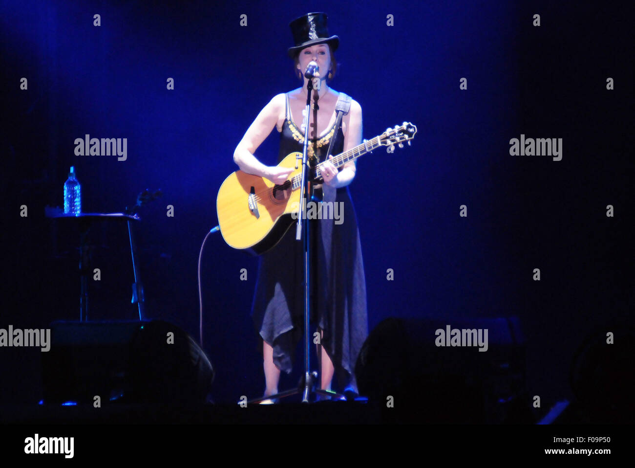 Taipei. 10 août, 2015. La chanteuse américaine Suzanne Vega effectue au cours d'un concert de relais à Taipei, Taiwan, du sud-est de la Chine, 10 août 2015. Source : Xinhua/Alamy Live News Banque D'Images