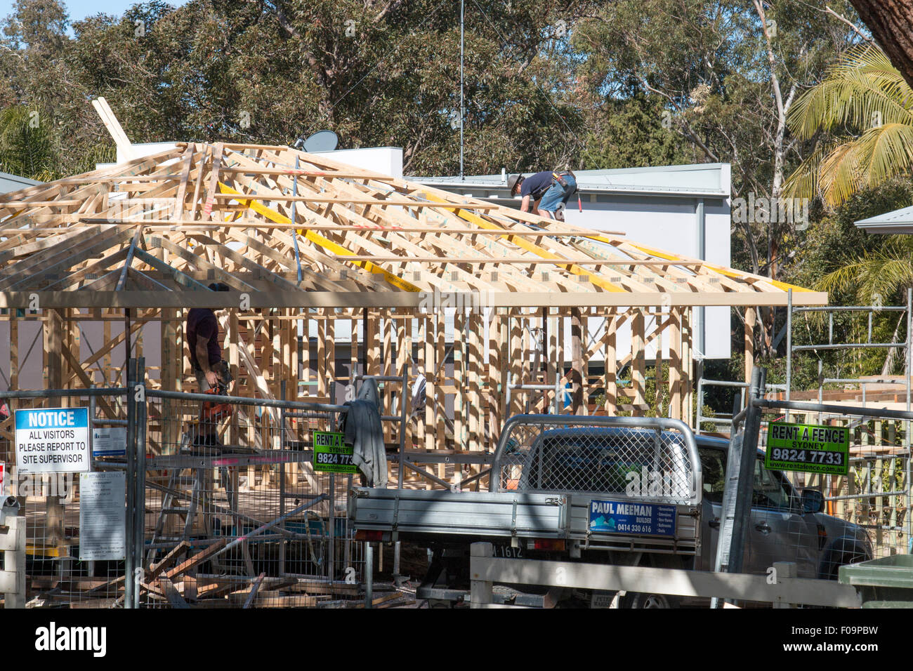 Carpenter sur la construction de maisons résidentielles à North Sydney, New South Wales, Australie Banque D'Images