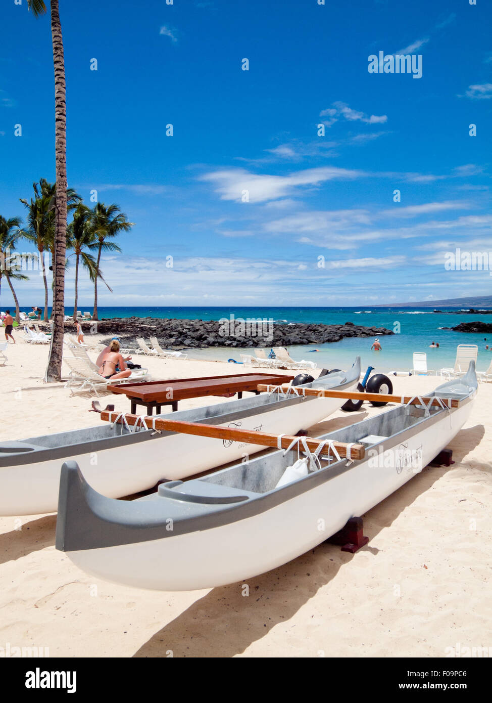 Vue d'une pirogue sur la plage de sable blanc de Pauoa Bay à l'hôtel Fairmont Orchid sur la côte Kohala, Hawai'i (Hawaii). Banque D'Images
