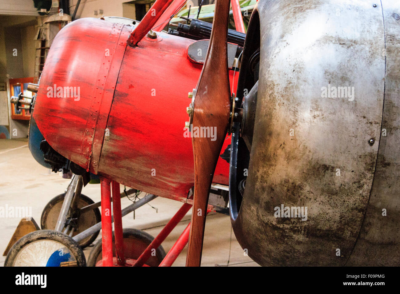 L'Angleterre, de l'intérieur de l'histoire Musée Manston. Avant d'un relica Fokker DR1 triplan rouge, film prop. Premier plan, nez et de l'hélice Sopwith Camel. Banque D'Images