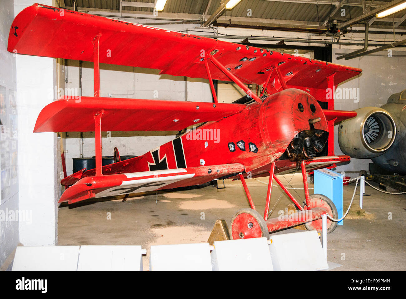 L'Angleterre, de l'intérieur de l'histoire Musée Manston. Relica Fokker DR1 triplan rouge, utilisé par l'équipe du film dans la scène de bataille, avec des trous de balle. Banque D'Images