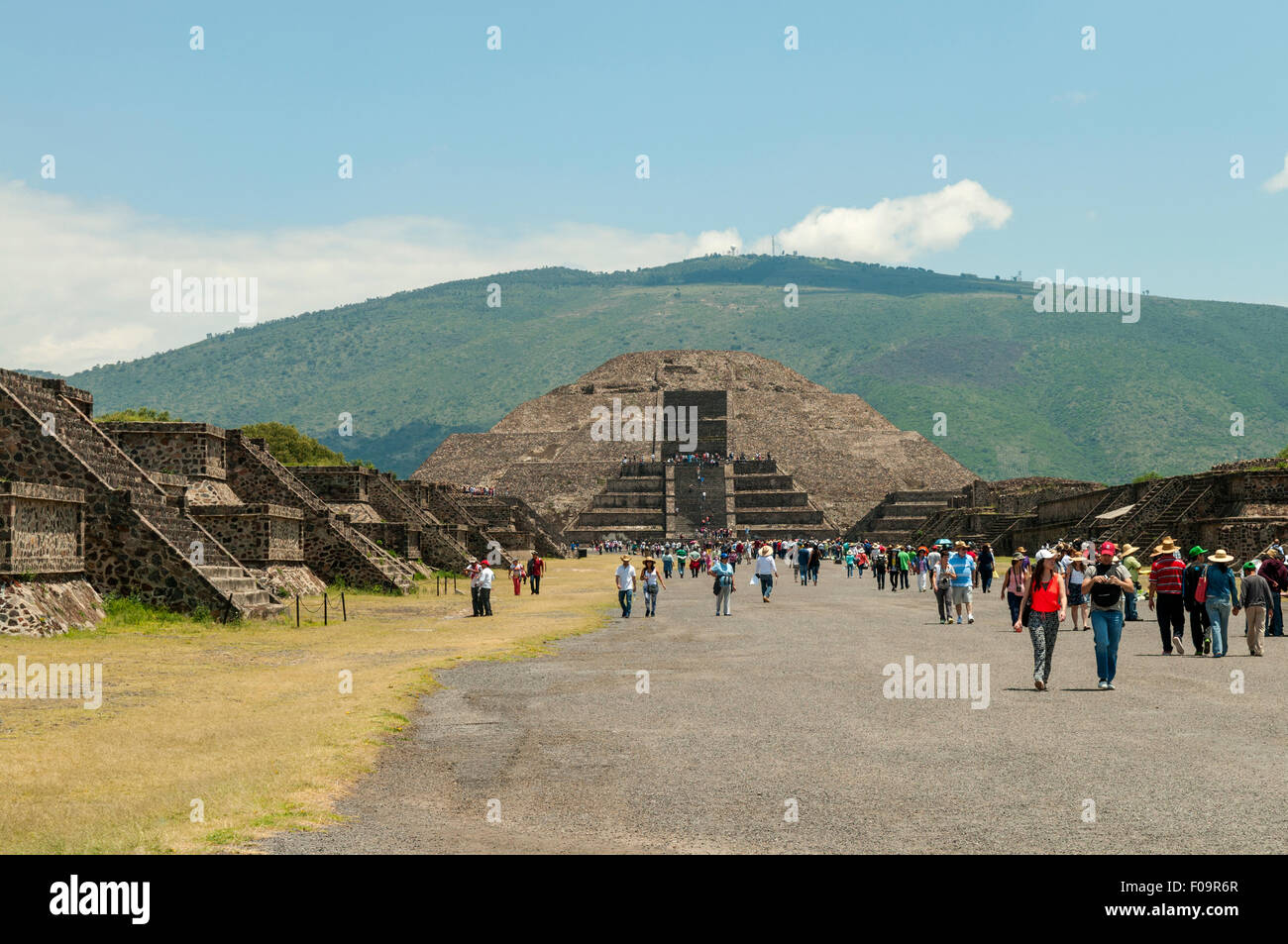 Avenue des Morts et pyramide de la Lune, Teotihuacan, Mexique Banque D'Images