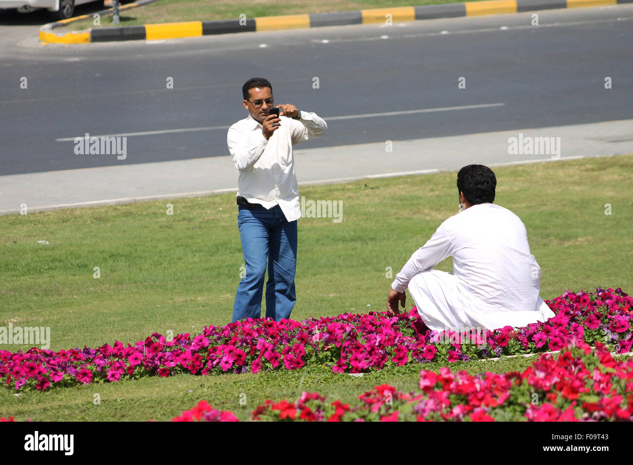 Amis pakistanais photo prise dans un parc Banque D'Images