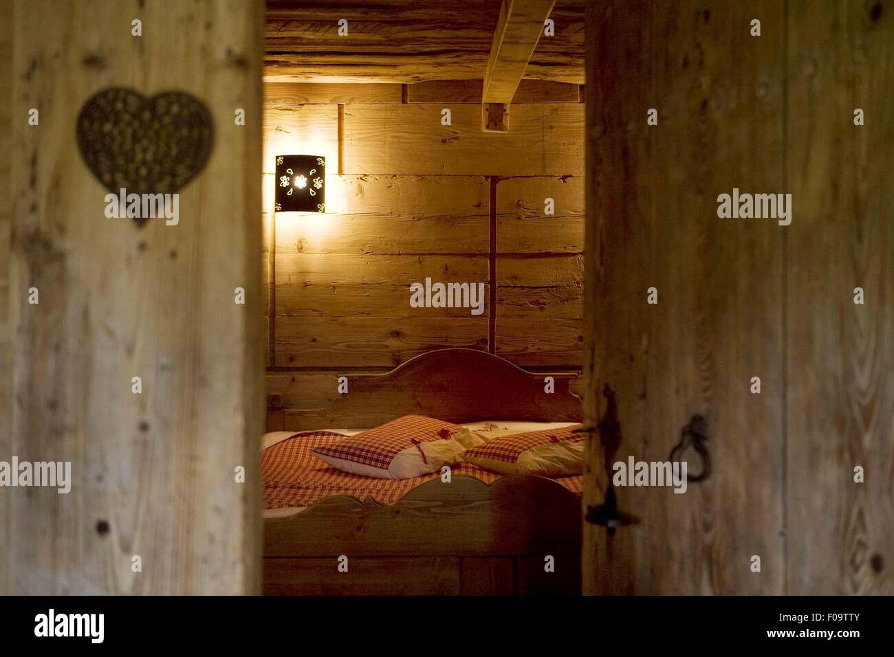 Chambre à coucher en bois dans les Greniers du Meix-Lagor, Franche-Comte, France Banque D'Images