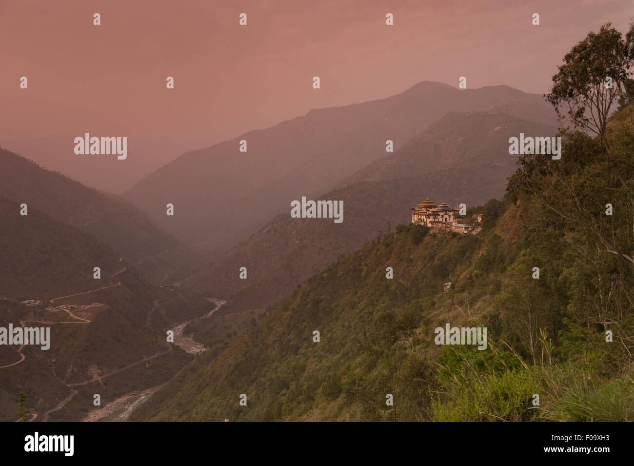 Vue de paysage avec le Bhoutan Tashigang à l'aube, Banque D'Images