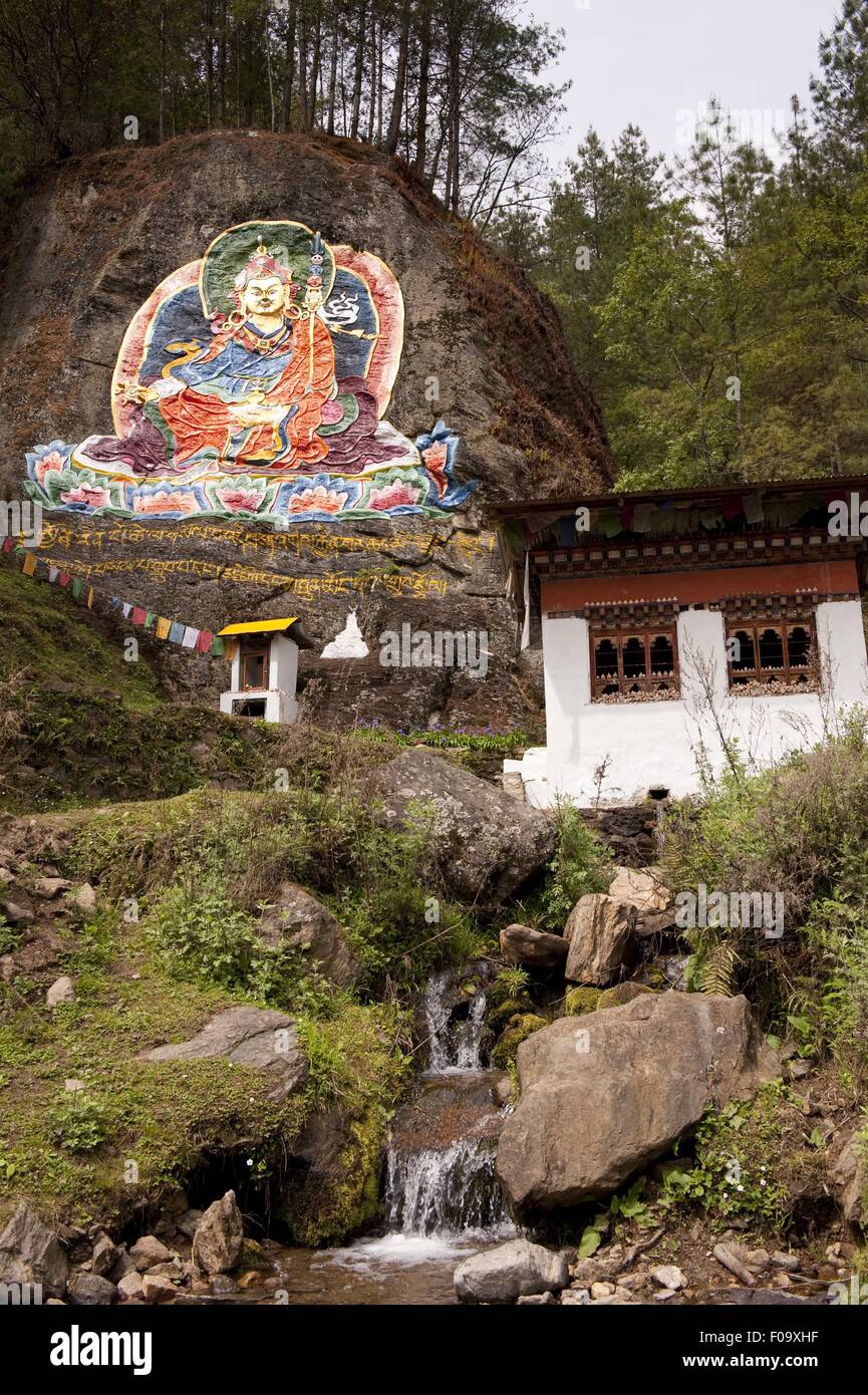 Voir rock avec peinture de Bouddha et la méditation chambre à Thimpu, Bhoutan Banque D'Images