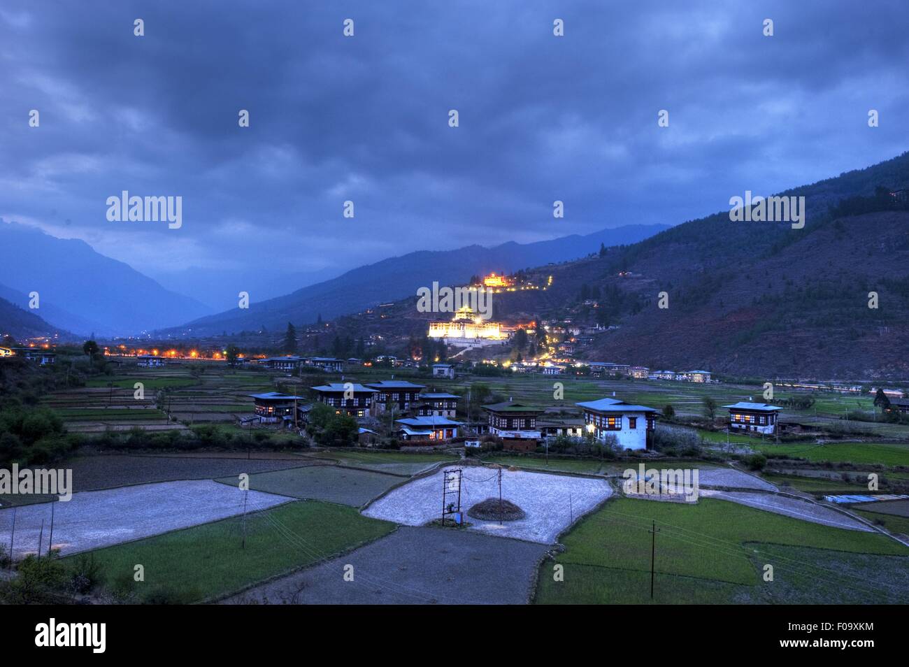 Vue de nuit sur la ville et la vallée de Paro, Bhoutan Banque D'Images