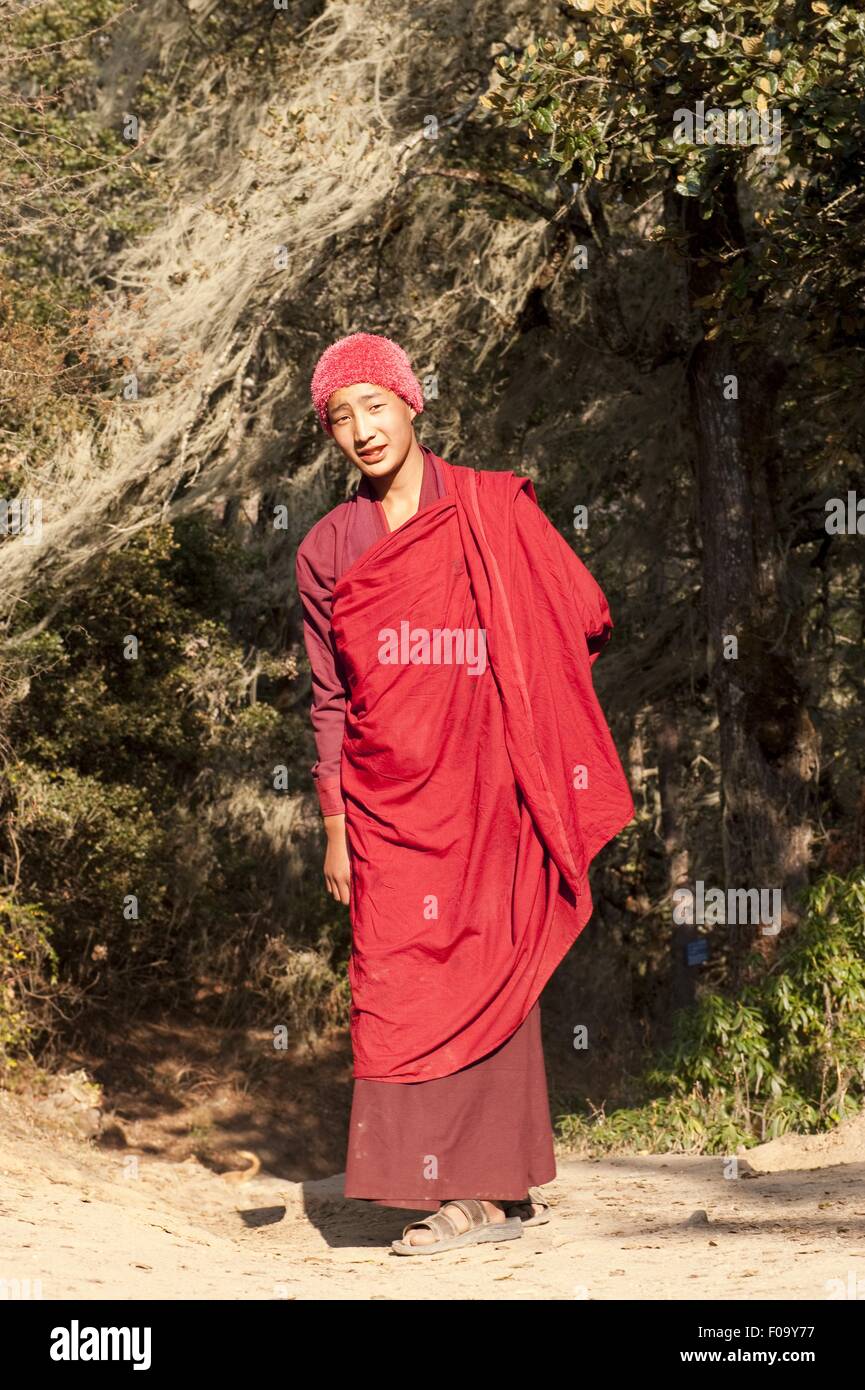 Portrait de jeune moine pèlerin en vêtements traditionnels, le Bhoutan