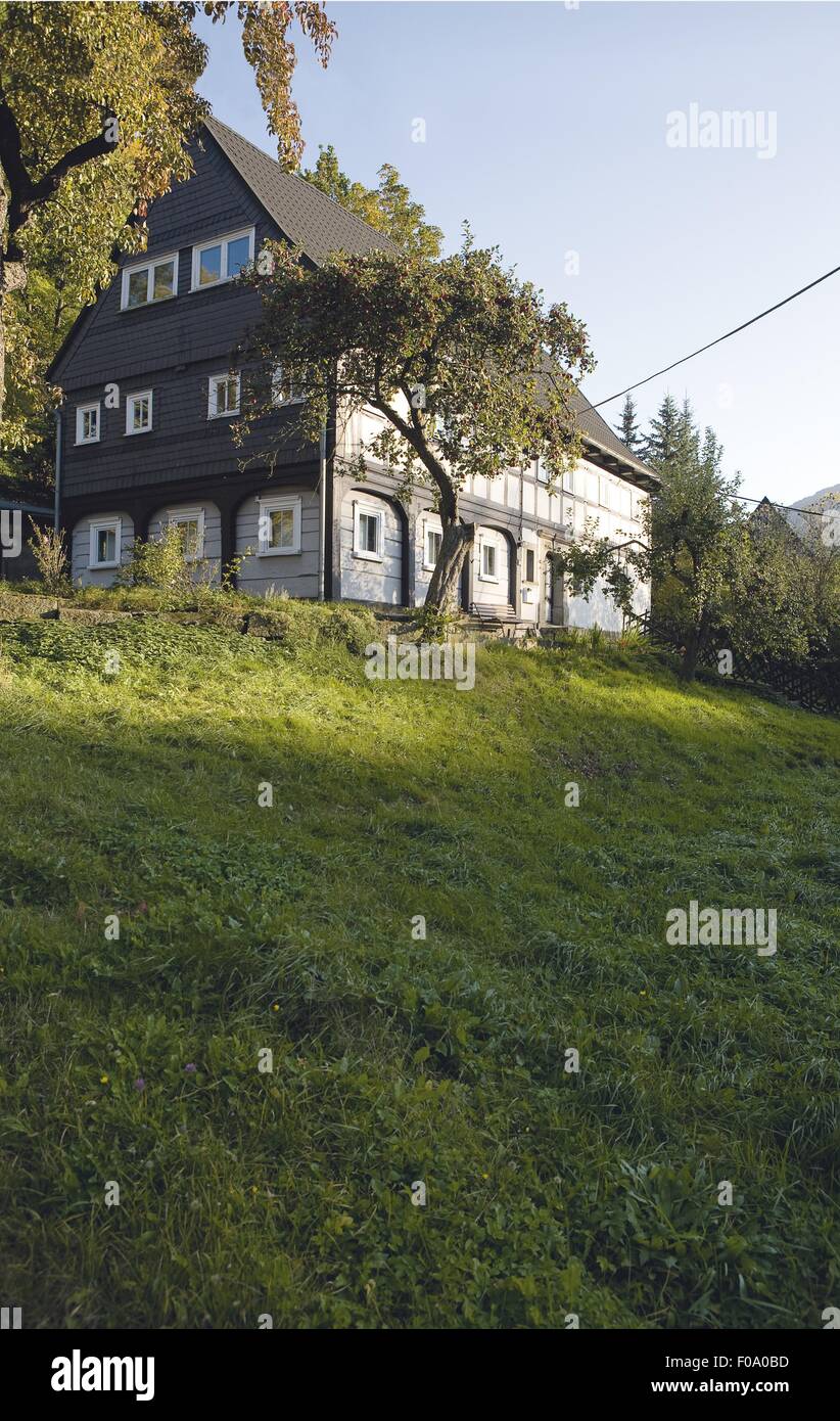 Tomber maison sur la colline dans les montagnes de Lusace, Saxe, Allemagne Banque D'Images