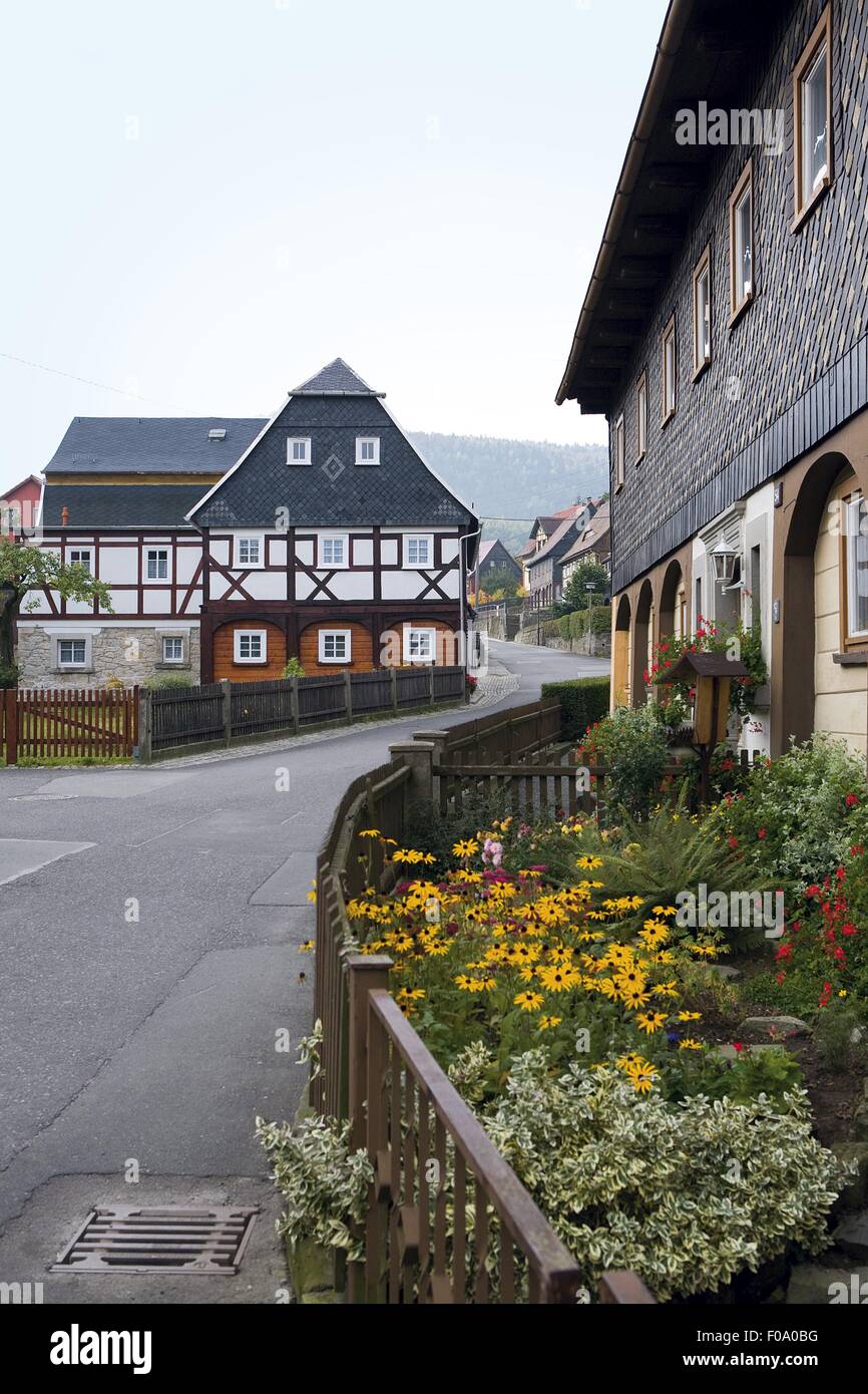 Voir de maison en bois dans la rue, Lusace, Monts de Lusace, Saxe, Allemagne Banque D'Images