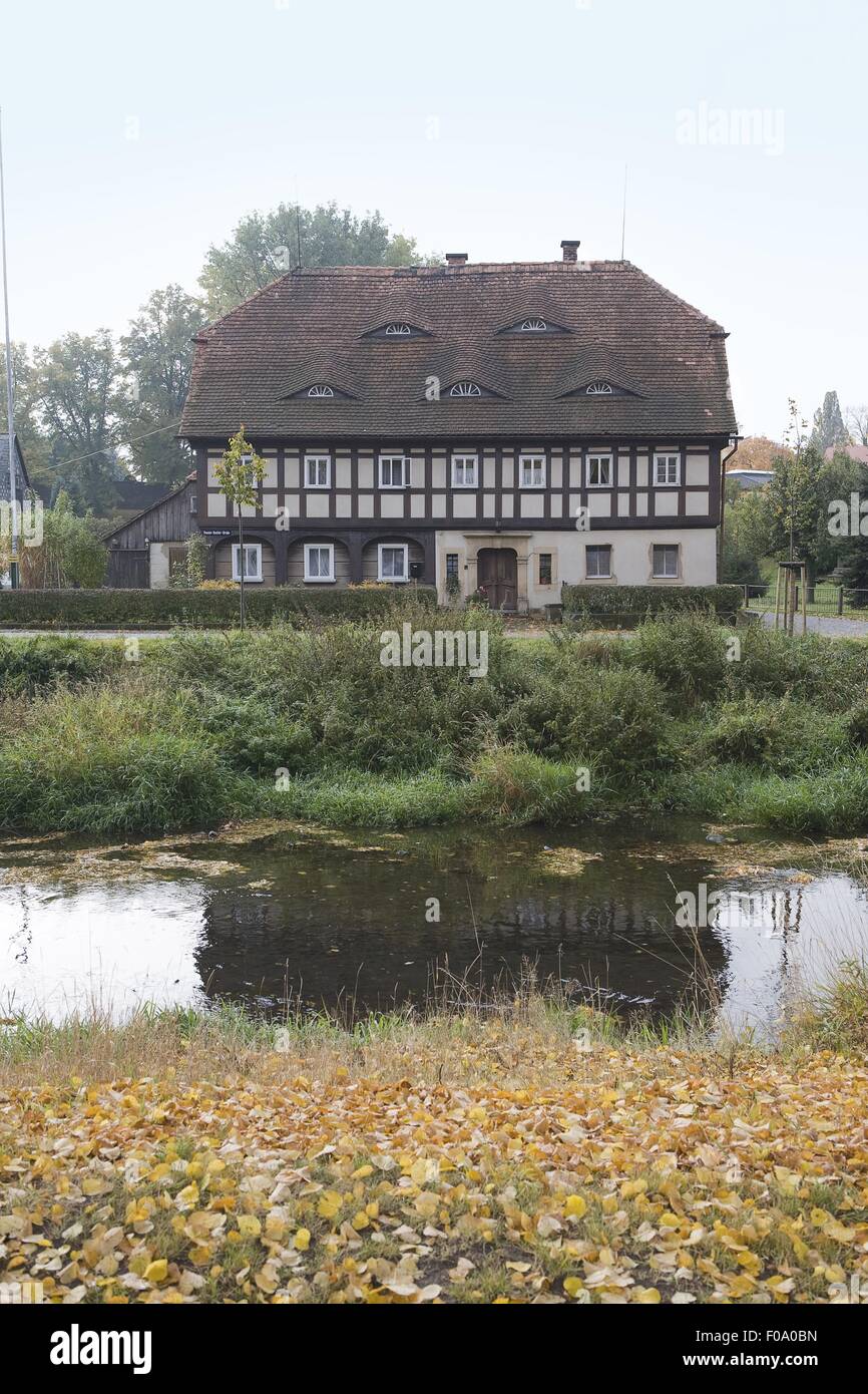 Extérieur de maison en bois à côté de l'étang, Saxe, Allemagne Banque D'Images