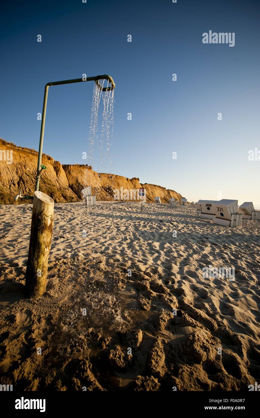 Rotes Kliff et douche de plage sur la plage de Westerland Sylt, Allemagne, Banque D'Images