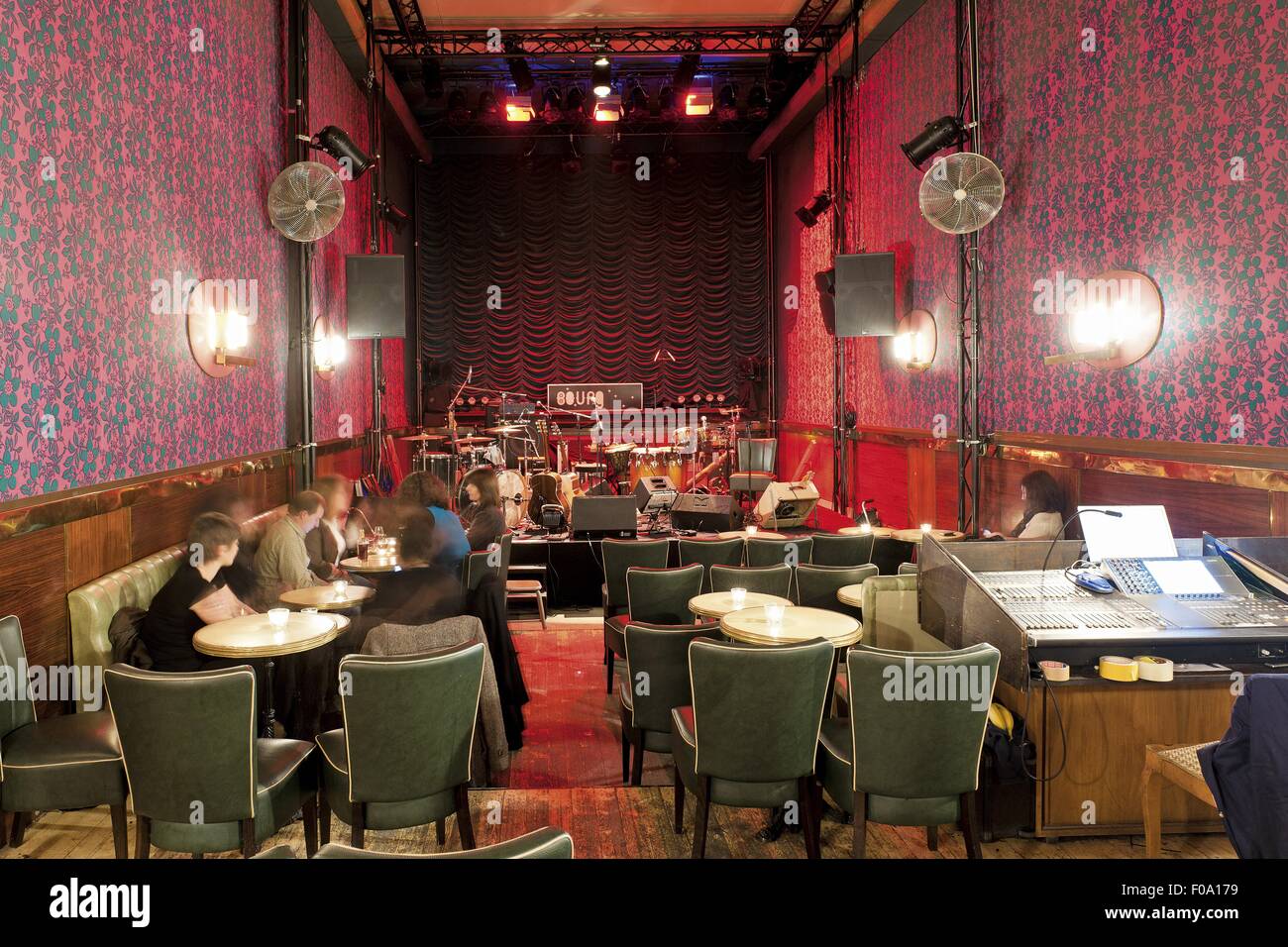 Les gens manger dans le Bourg Music Club, Rue de Bourg, Lausanne, Suisse Banque D'Images