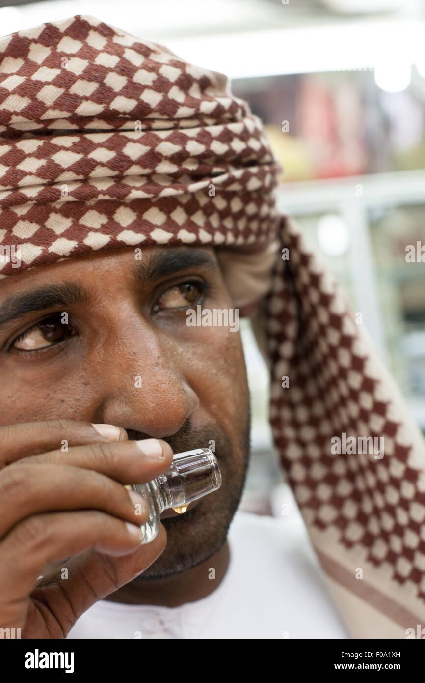 Close-up de l' homme , le port du turban et sentir le parfum boucher Banque D'Images