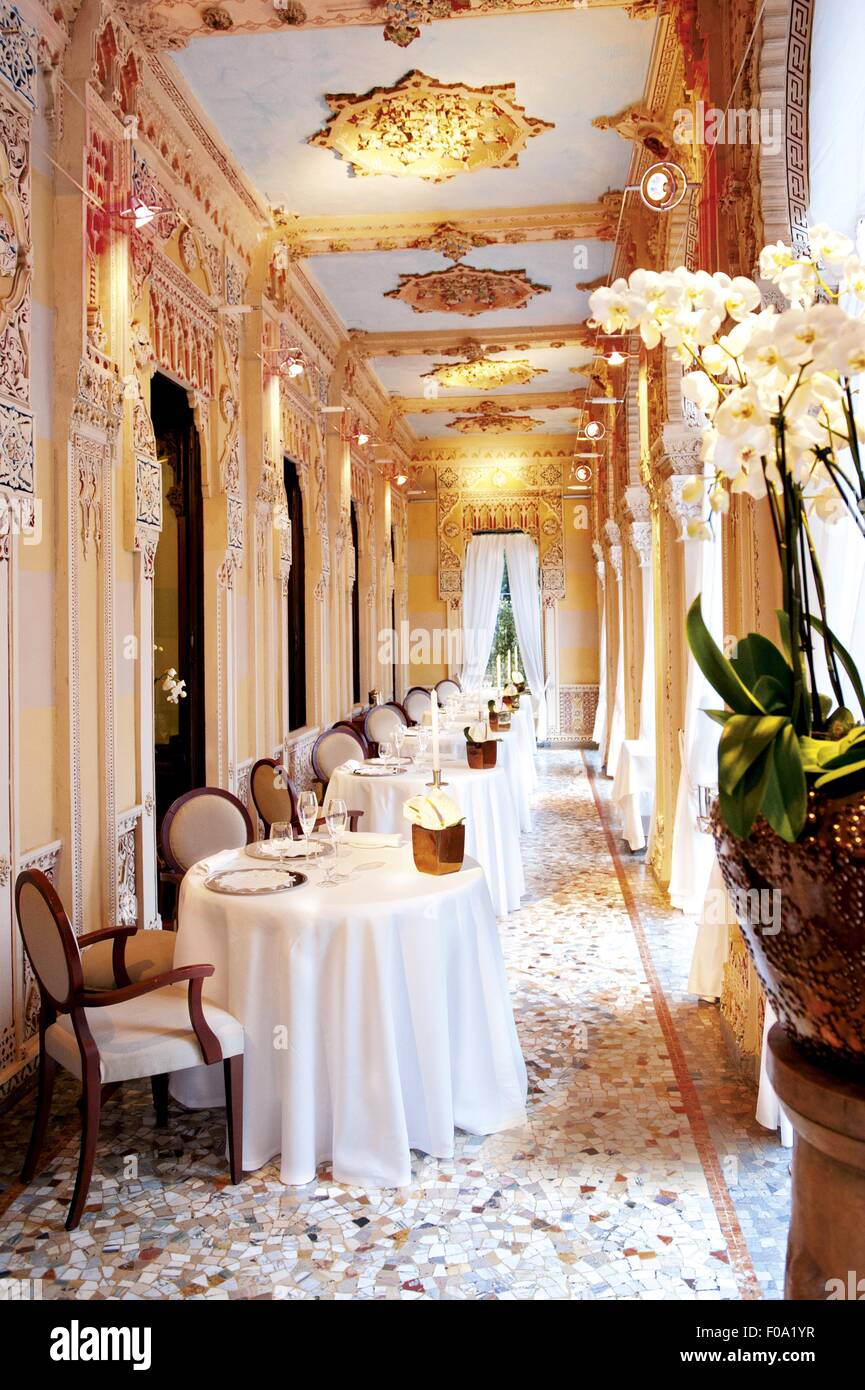 Les chambres décorées de Villa Crespi avec chaise et table et chaises, Italie Banque D'Images